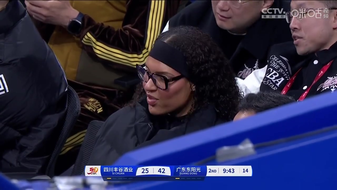 金年会金字招牌诚信至上四川女篮外援坎贝奇现场观看四川男篮vs广东男篮的比赛