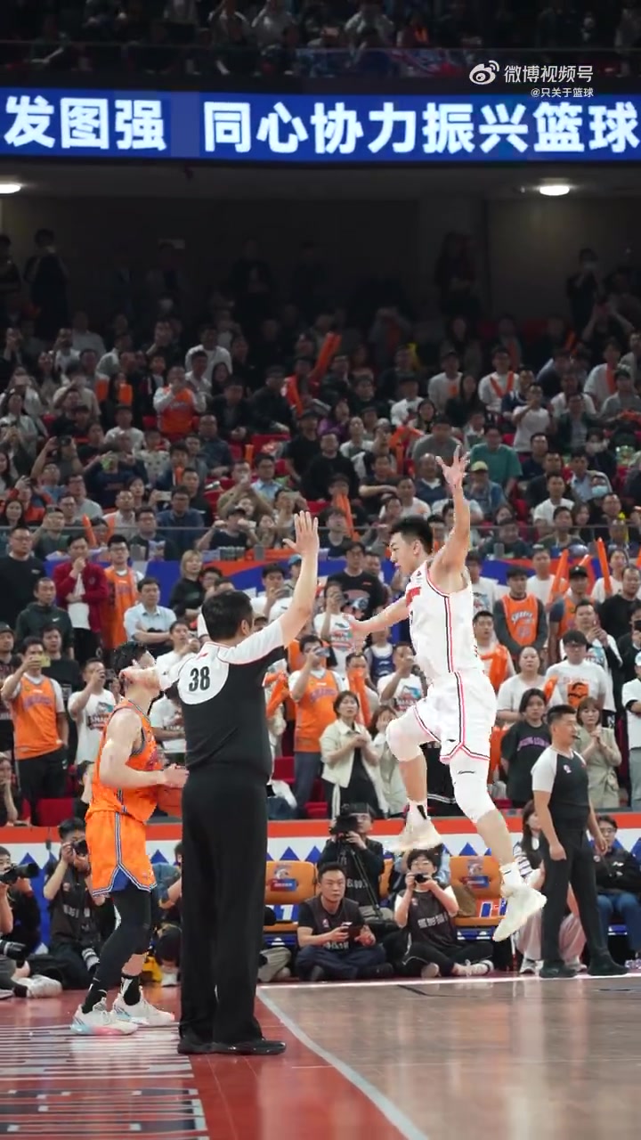 金年会撕心裂肺的吼叫！场边视角再看看哈维这离谱弧度的天神压哨绝杀！