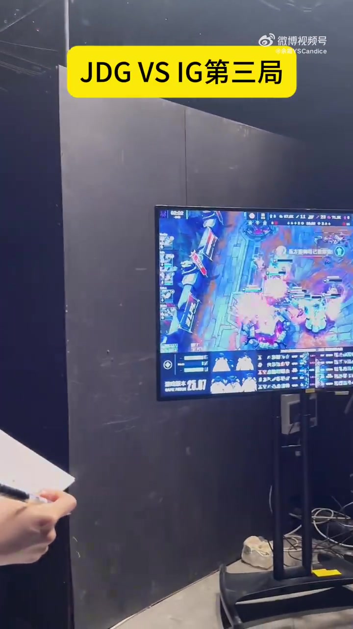 金年会花枝乱颤！余霜现场看iG极限翻盘：十分激动狂抖不止