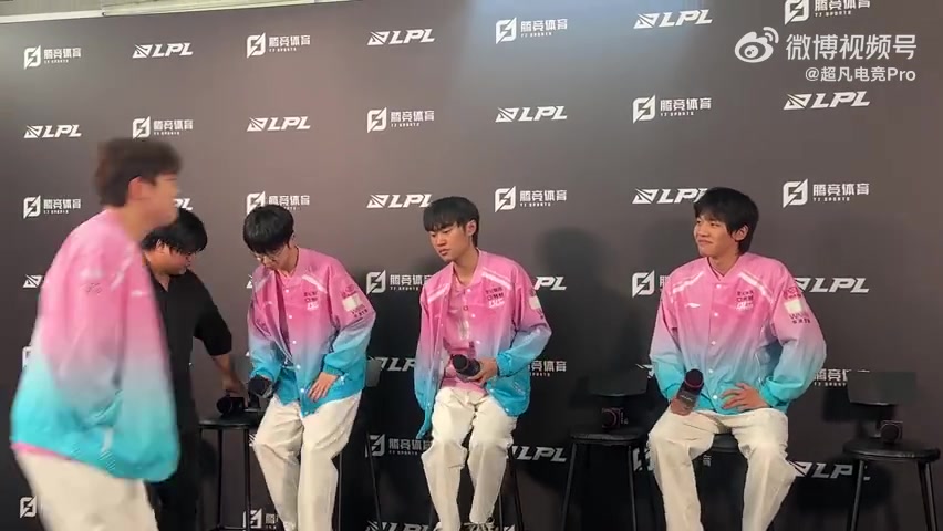 金年会第一轮解脱了？ON赛后群访落座 表情直接笑嘻了